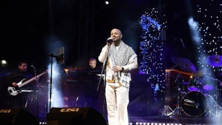 Ünlü şarkıcı Maher Zain, en güzel ilahilerini Osmangazi Meydanında söyledi