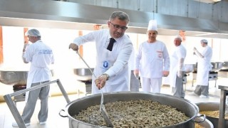 Üsküdarda Dev Kazanlar Ramazanda İftar İçin Kaynıyor 10 Ayrı Noktada 30 Bin Kişiye Sıcak Yemek Dağıtılıyor