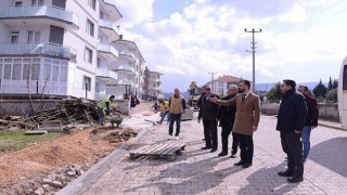 Yeniceköyde Yol Kaplama Ve Tretuvar Çalışmaları Sürüyor