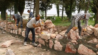 17 mezarlıkta taş duvar ve tel çit yapılıyor