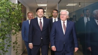 Almanya Cumhurbaşkanı Frank-Walter Steinmeier DHL Express Türkiyenin İstanbul Havalimanındaki operasyon merkezini ziyaret etti