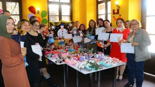 Antalya Büyükşehir Belediyesinin örgü bebek atölyesinde eğitim alan kursiyerler katılım belgelerini aldı