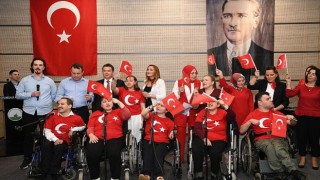 Başkan Aydın engelsiz koroya eşlik etti