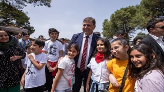 Başkan Tugay Kültürparkta çocuklarla bir araya geldi