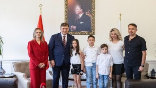 Başkan Tugayın emanet ettiği koltukta şarkılı mesaj