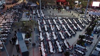 Burhaniyeliler, Kadir Gecesinde her yıl olduğu gibi bu yıl da Cumhuriyet Meydanında iftarda buluştu