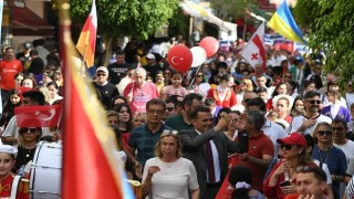 Dünya çocukları 23 Nisanı Yenişehir sokaklarında kutladı