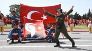 Foçadaki 23 Nisan Ulusal Egemenlik ve Çocuk Bayramı kutlamaları büyük coşkuya sahne oldu.