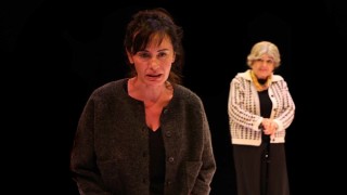 İstanbul Büyükşehir Belediyesi Şehir Tiyatroları sanatçısı Senan Kara Tutumluer, Savaş Dinçel Tiyatro Ödüllerinden En İyi Kadın Oyuncu Ödülüne layık görüldü