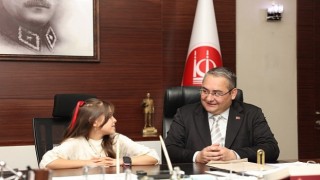 Keçiören Belediye Başkanı Dr. Mesut Özarslan koltuğunu 10 yaşındaki şehit kızı Melis Karaya devretti