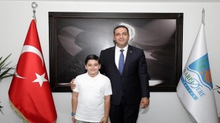 Narlıdere Belediye Başkanı Erman Uzun, 23 Nisan Ulusal Egemenlik ve Çocuk Bayramı&#39;nda koltuğu 3.sınıf öğrencisi Ali Dönmeze devretti