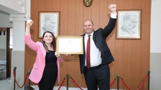 Yerel seçimlerde Menderes Belediye Başkanı seçilen İlkay Çiçek mazbatasını alarak görevine başladı