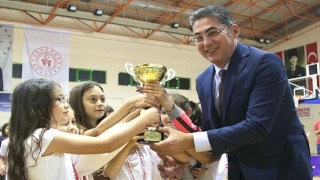 10. Geleneksel Çocuk Oyunları, Burhaniye Atatürk Kapalı Spor Salonunda düzenlenen ödül töreni ile tamamlandı