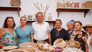 Ayvalık Belediyesi Mahalleevlerindeki kadınlar tarafından üretilen birbirinden güzel el emeği göz nuru hediyeler “El Emeği Pazarı”nda satışa sunuldu
