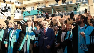 Burhaniye Uygulamalı Bilimler Fakültesi ve Burhaniye Meslek Yüksek Okulu öğrencileri bugün düzenlenen tören ile birlikte mezun oldu