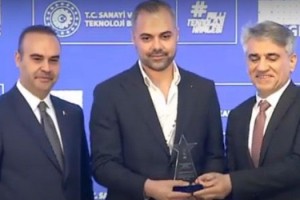 CRT Metal’in Ödülünü Bakan Kacır'ın Elinden