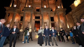 Efes Antik Kentinde başlayan gece müzeciliği uygulamasının hayata geçmesi sebebiyle “Efes Ören Yeri Gece Müzeciliği Lansmanı” düzenlendi