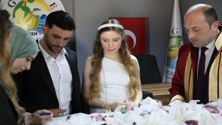 Geyve Belediye Başkanı Selçuk Yıldız hafta sonu mesaisinde 4 Mayıs Cumartesi günü 4 nikâh kıydı