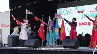 Keçiören Belediyesi tarafından İlçedeki Kalaba Kent Meydanında düzenlenen Hıdırellez Bayramı coşkuyla kutlandı