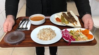 Torbalıda öğrenciler ve emekliler başta olmak üzere vatandaşların hem lezzetli hem de hijyenik yemeklere uygun fiyata ulaşabilmesi için Kent Lokantası projesi hayata geçiriliyor