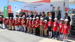 Toyota Otomotiv Sanayi Türkiye Trafik Güvenliği Resim Yarışmasıyla Genç Yetenekleri Ödüllendirdi