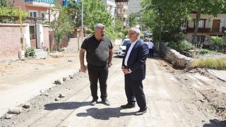 Yahyalı Belediyesi, ilçede bozulan yollarda düzenleme yaparak asfaltlanmaya hazır hale getirmeye devam ediyor