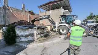 Konakta tehlike saçan metruk binalar yıkılıyor