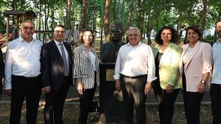 Nâzım Hikmet şiirleriyle andı