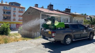 Sivas Belediyesi Veteriner İşleri Müdürlüğü halk sağlığının korunması adına kent genelinde vektörle mücadele ve ilaçlama çalışmalarına devam ediyor