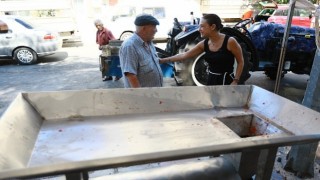 Efes Selçukta salçalar ailece hazırlanıyor, belediye makine ile destek oluyor