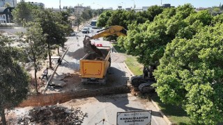 Kardeş Kentler Caddesinde kazalara neden olan kurp düzeltiliyor