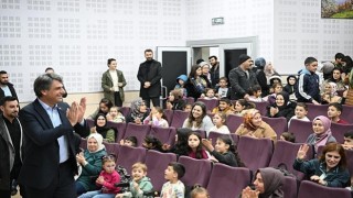 Kocaman Miniklerle Tiyatro İzledi