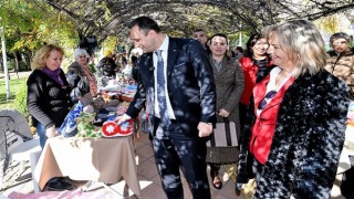 Bornovada yılbaşı ruhu el emeği ürünlerle canlanıyor