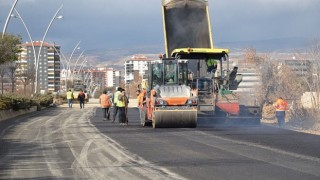 Kahramankazan Belediye Başkanı Selim Çırpanoğlu, Yıldırım Beyazıt Mahallesinde yürütülen asfalt çalışmalarını yerinde inceledi.
