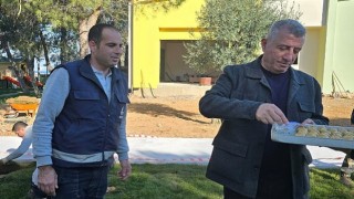 Başkan Günaydan işçilere baklavalı teşekkür