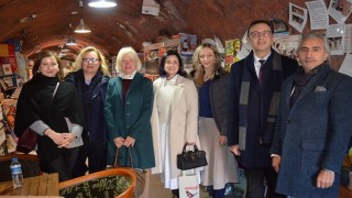 Büyükelçi Eşleri İşçi Kütüphanesini Ziyaret Etti