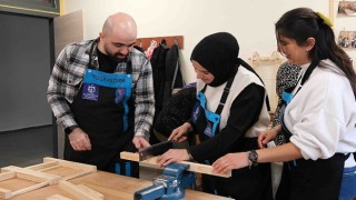 Kadınlar ahşap atölyesinde yeteneklerini keşfediyor; Ahşabın büyülü dünyası Büyükşehirde