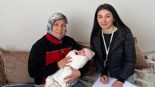Kahramankazan Belediyesi Sağlık İşleri Müdürlüğü ekipleri, yeni doğan bebeklerin ailelerine yönelik ev ziyaretlerine devam ediyor.