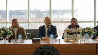 Kemalpaşa Belediye Başkanı Mehmet Türkmen, ilçedeki amatör futbol kulüplerine destek sağlıyor