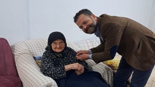 94 Yaşında Bir Cumhuriyet Sevdalısı: Halime Teyze CHPye Katıldı