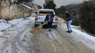 Antalya Büyükşehir ekiplerinden buz tutan yollarda tuzlama çalışması