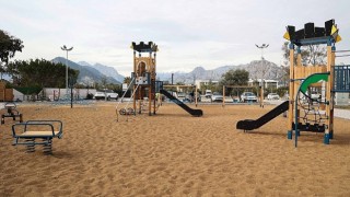 Antalya Büyükşehirden parklara zeytin çekirdeğinden zemin kaplama