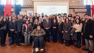 Başkan Tugay Gençlik Eylem Çalıştayının açılışında konuştu “Kafasında valizini toplayanlar var”