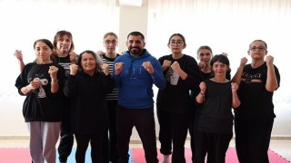 Bayraklılı kadınlar yakın savunma öğreniyor