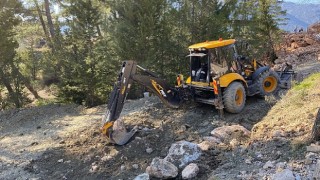 Büyükşehir heyelan yaşanan yollarda duvar örüyor