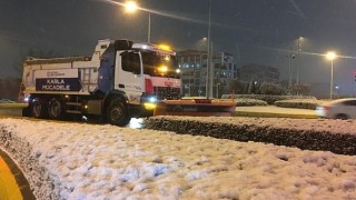 Büyükşehirin kar mesaisi canla başla sürüyor; Kocaelide yollar açık, ulaşımda aksama yok