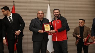 Şampiyon Güreşçiler İçin Ödül Töreni Düzenlendi