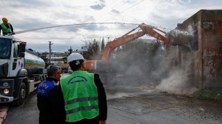 Yenişehir Belediyesi metruk binaları yıkmaya devam ediyor