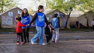 1-7 Mart Deprem Haftası TEGV, çocukları deprem konusunda bilgilendiriyor ve bölgedeki çalışmalarına kesintisiz devam ediyor