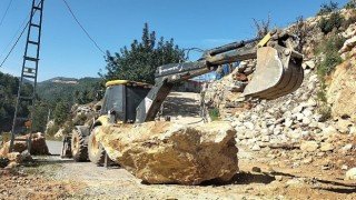 Alanya kırsalında yol mesaisi sürüyor